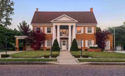 Howe & Yockey Funeral Homes building in Shelbyville, Illinois