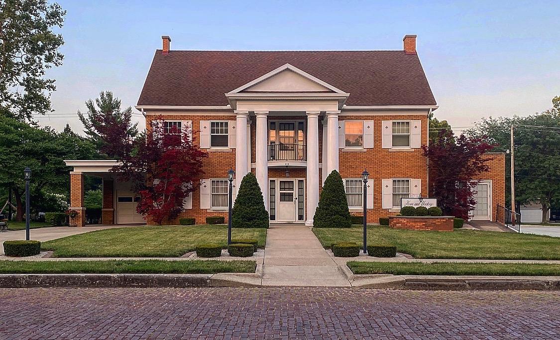 Howe & Yockey Funeral Homes building in Shelbyville, Illinois