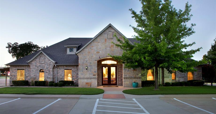 Lucas Funeral Homes - Grapevine building in Grapevine, Texas