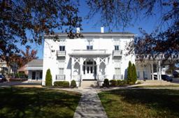 Oakes & Nichols Funeral Home in Columbia Tennessee