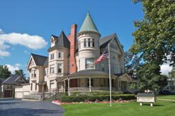 Reynolds Jonkhoff Funeral Home & Cremation Services building in Traverse City, Michigan
